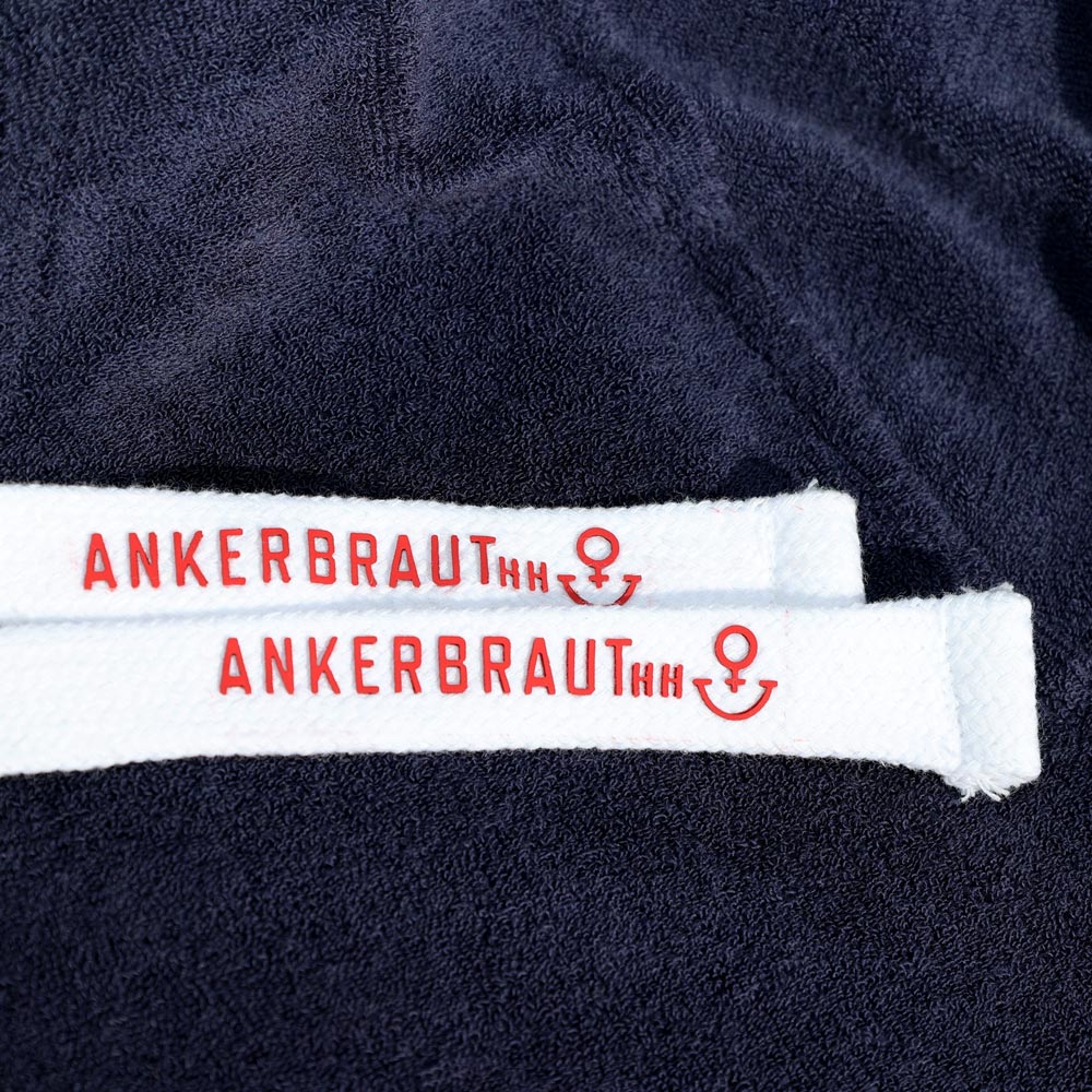 Weibliches Model mit ANKERBRAUT Frottee-Hoodie in Night Sky