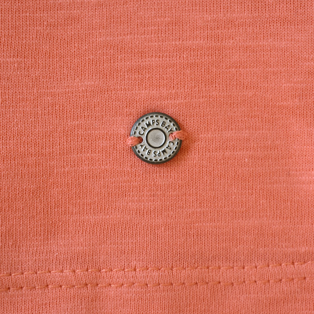 Weibliches Model mit CAMPS BAY Shirt in Fusion Coral