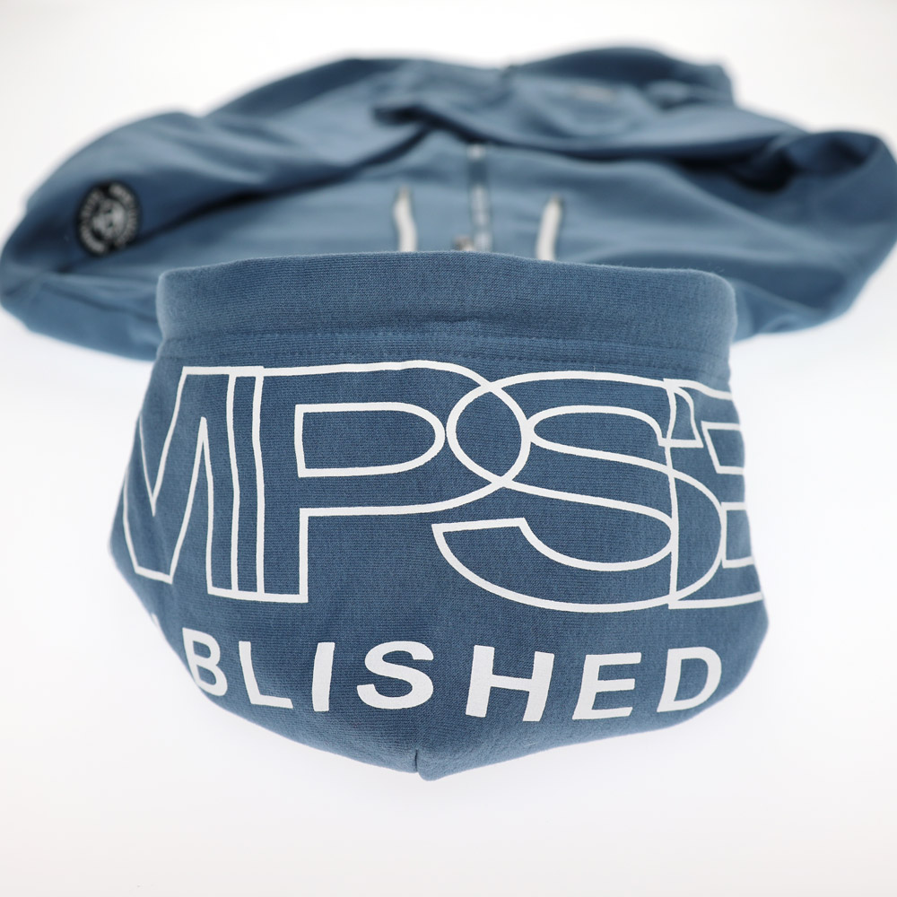 Männliches Model mit CAMPS BAY Sweatjacke in China Blue