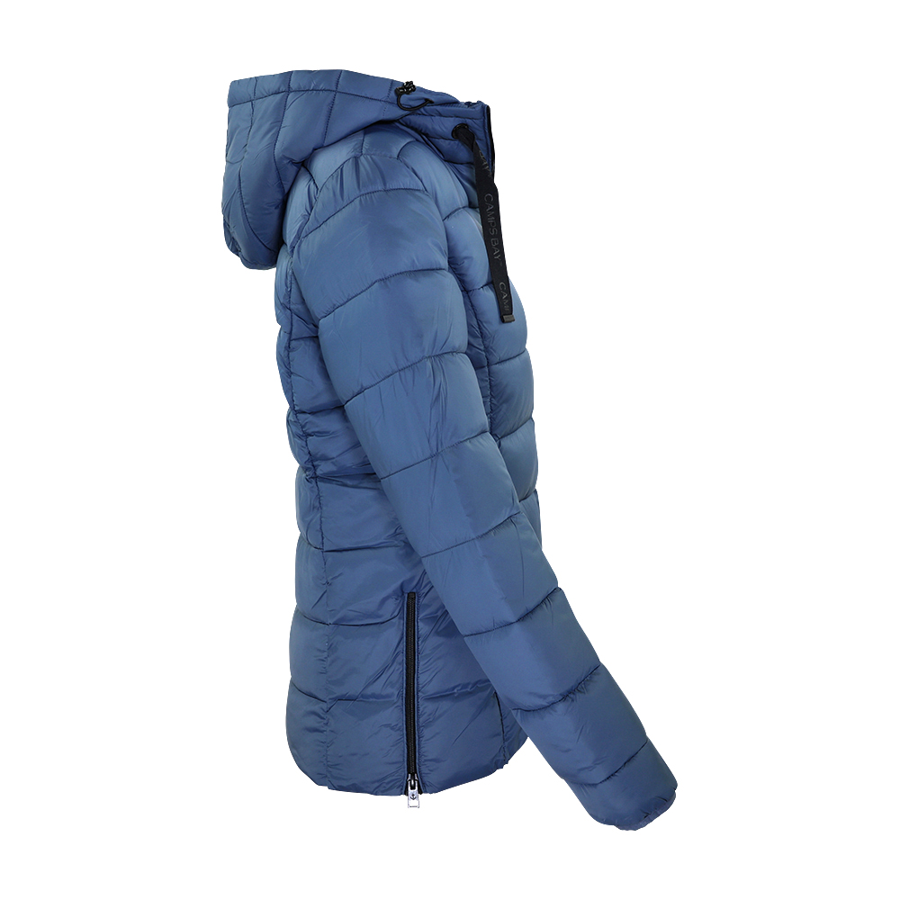Weibliches Model mit CAMPS BAY Steppjacke in Bering Sea