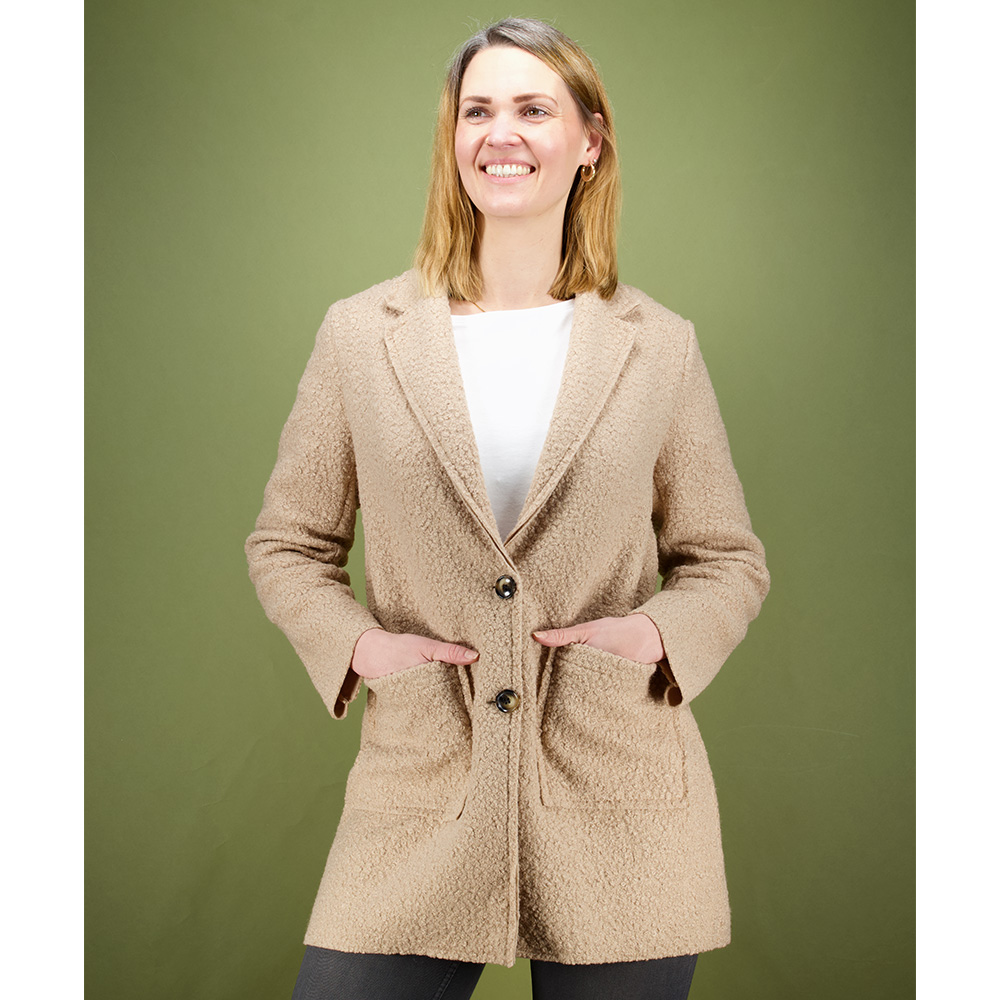 Weibliches Model mit Küstenzauber Blazer in Taupe