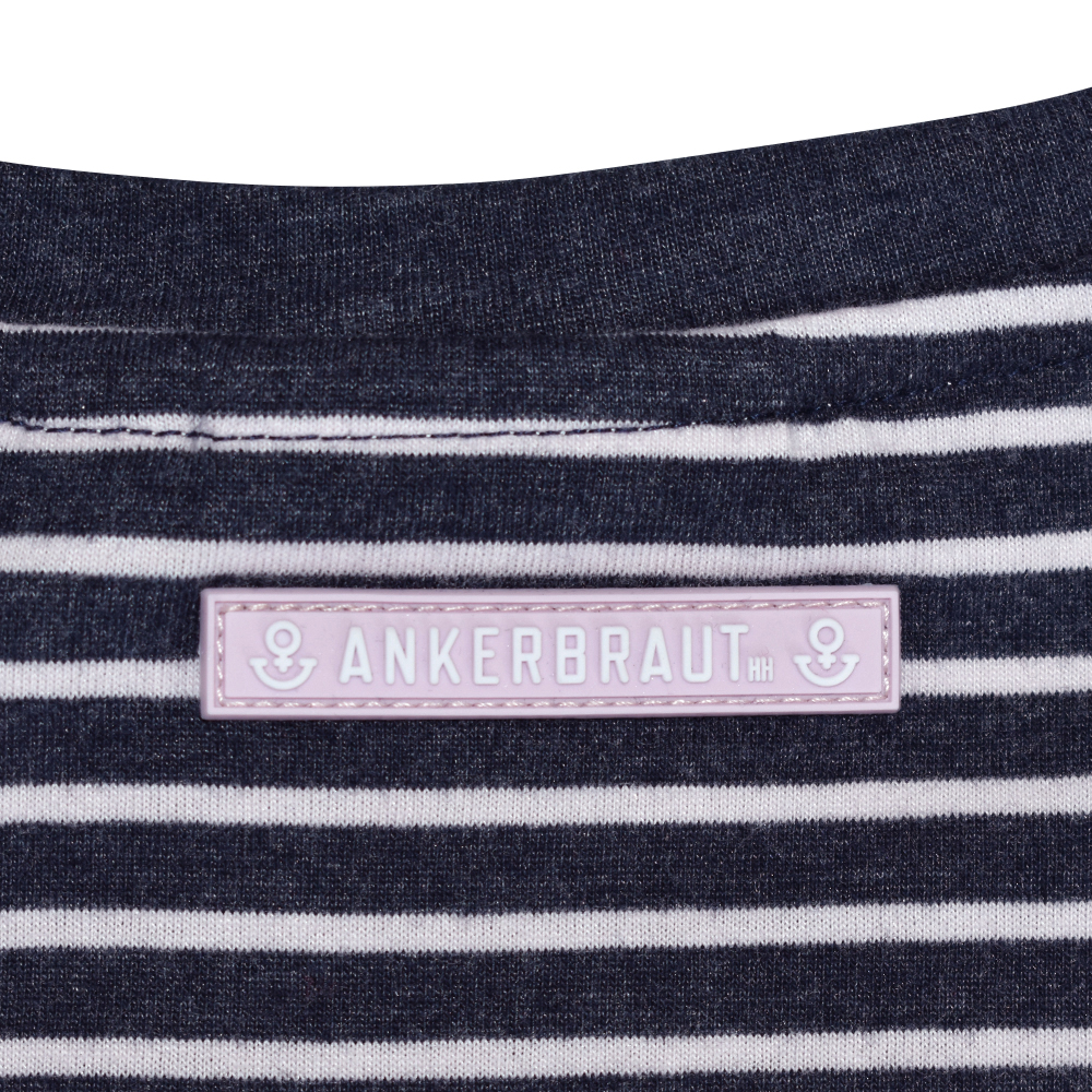 Weibliches Model mit ANKERBRAUT T-Shirt in Cradle Pink