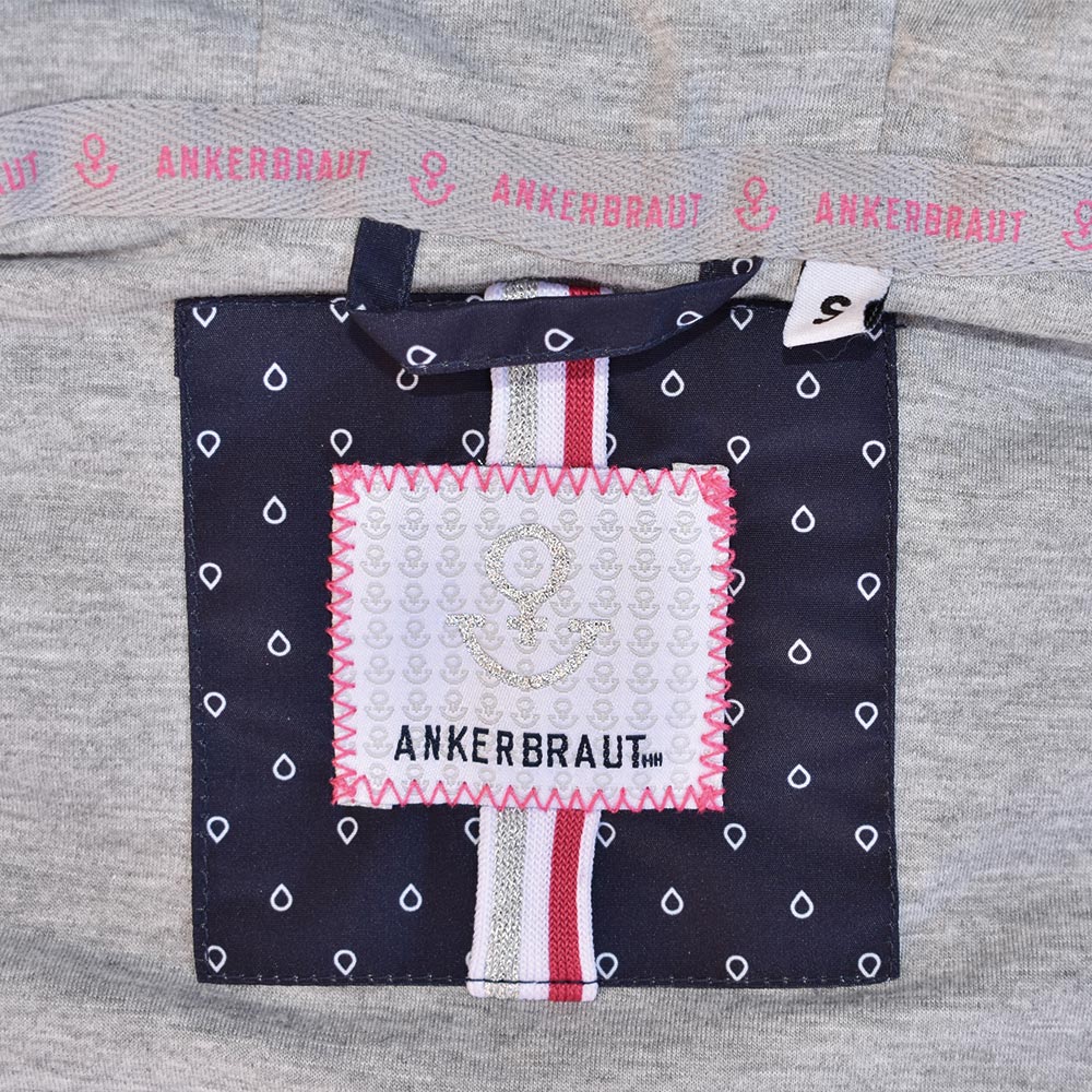 Weibliches Model mit ANKERBRAUT Weste in Night Sky