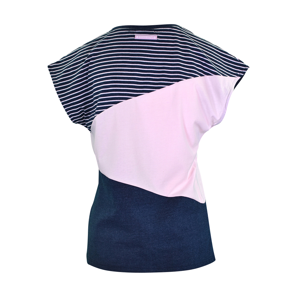 Weibliches Model mit ANKERBRAUT T-Shirt in Cradle Pink