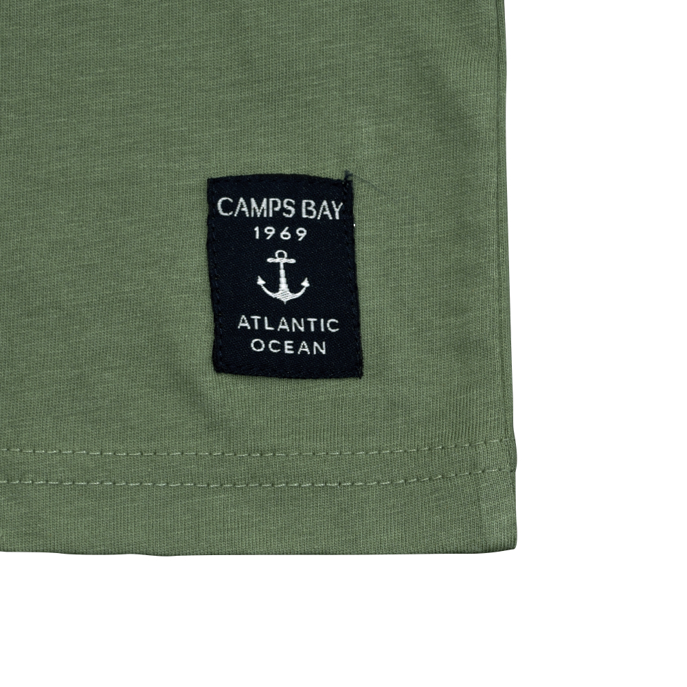 Männliches Model mit CAMPS BAY T-Shirt in Sea Spray