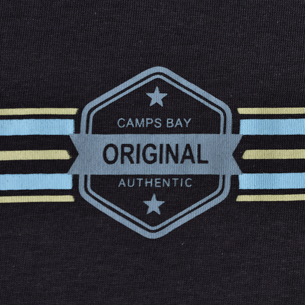 Männliches Model mit CAMPS BAY T-Shirt in Night Sky