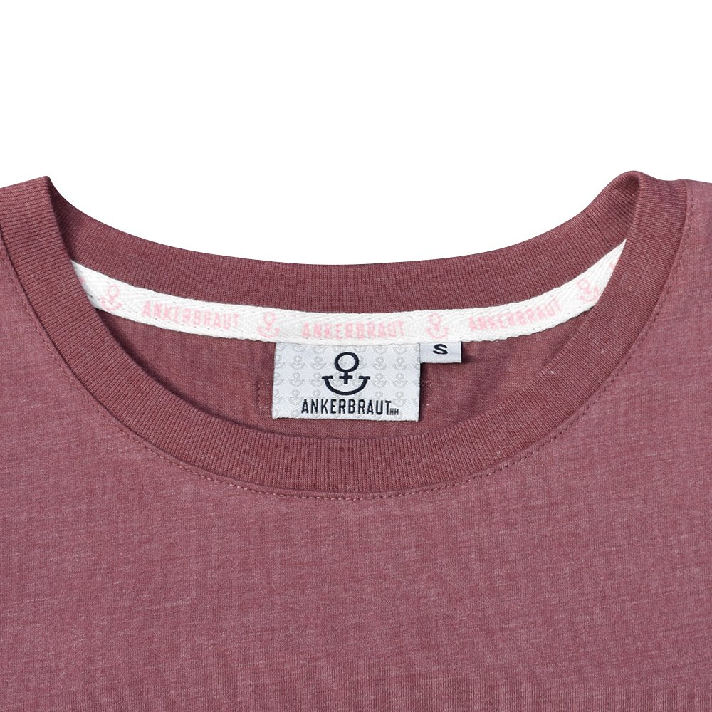 Weibliches Model mit ANKERBRAUT T-Shirt in Rose Brown