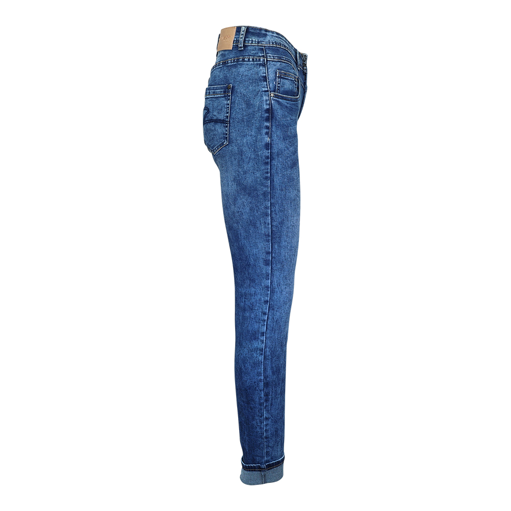Weibliches Model mit CAMPS BAY Jeans in dblue