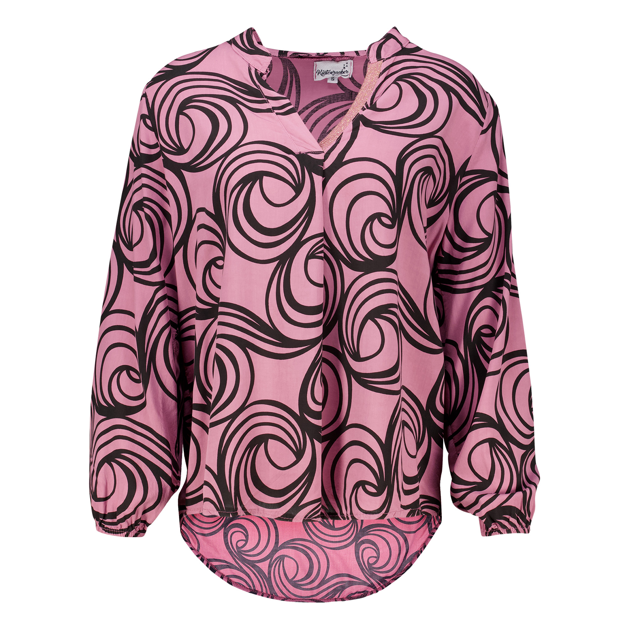 Weibliches Model mit Küstenzauber Bluse in Rose