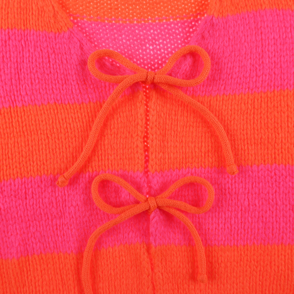 Weibliches Model mit Rock Your Day Kuschelstrickjacke 