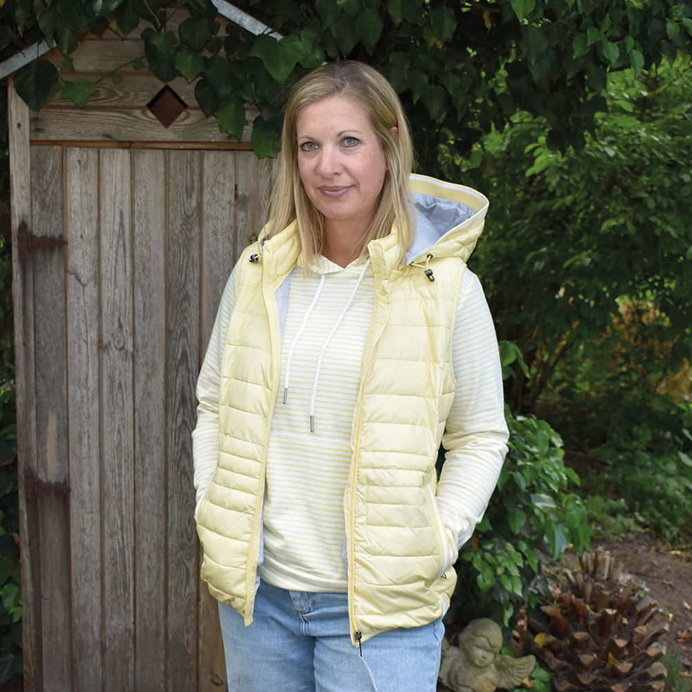 Weibliches Model mit CAMPS BAY Weste in Pale Banana