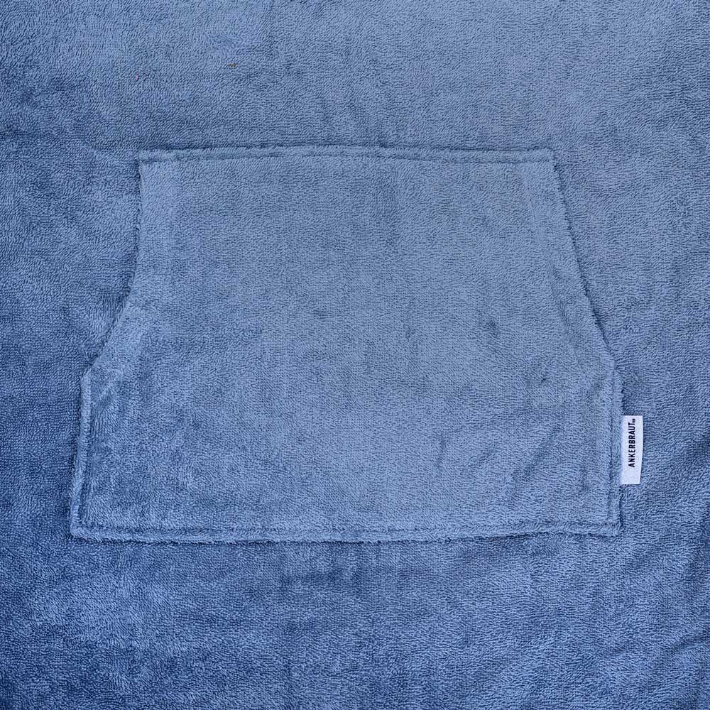 Weibliches Model mit ANKERBRAUT Beach-Poncho in Dove Blue