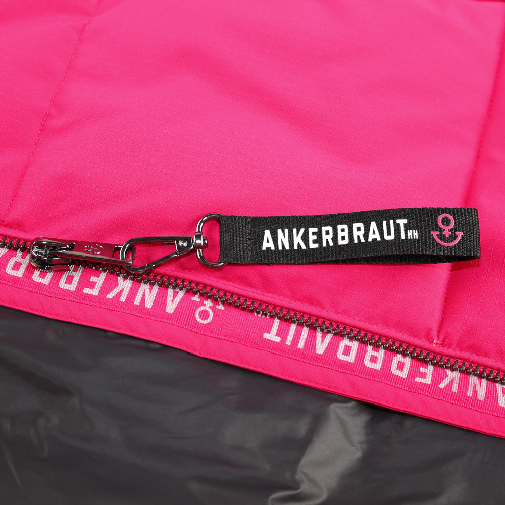 Weibliches Model mit ANKERBRAUT Langmantel in Pink