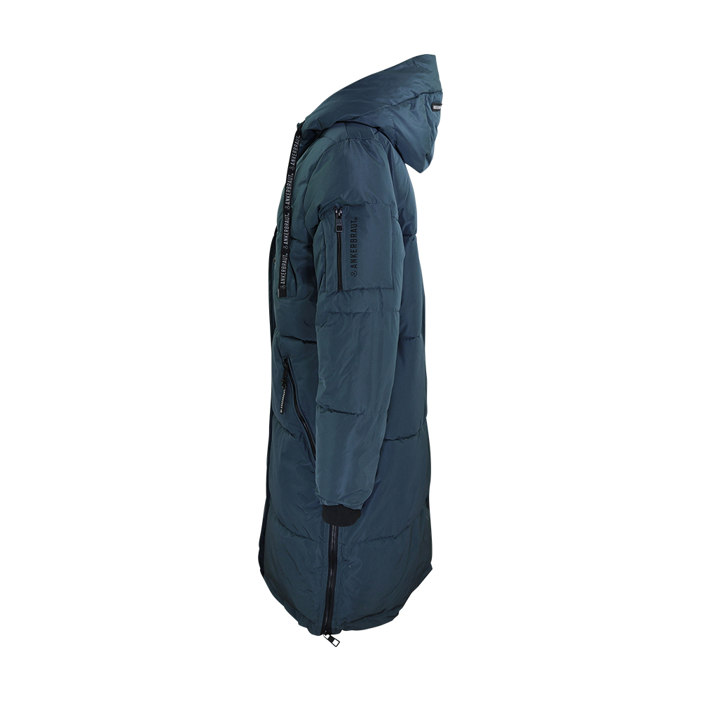 Weibliches Model mit ANKERBRAUT Puffer Jacket in Dark Slate