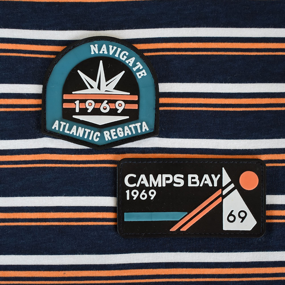 Männliches Model mit CAMPS BAY T-Shirt in Night Sky Orange