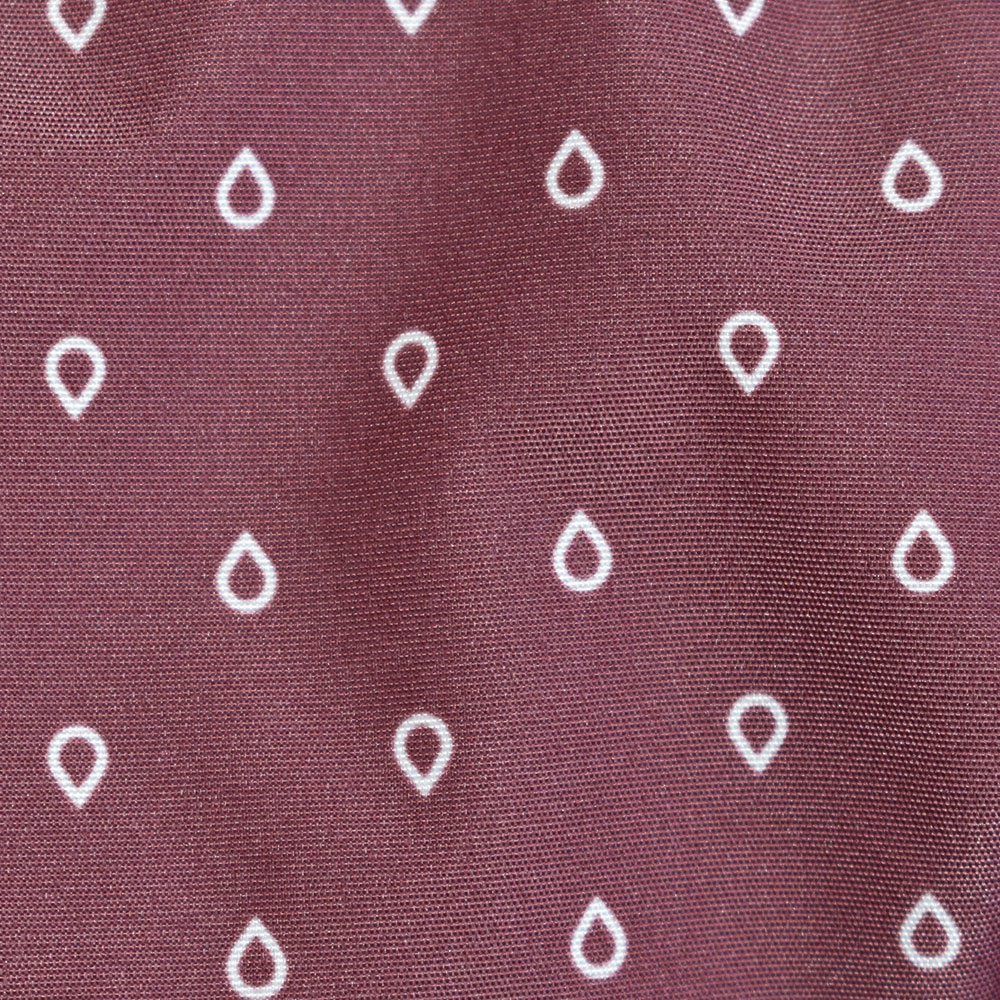 Weibliches Model mit ANKERBRAUT Weste in Rose Brown