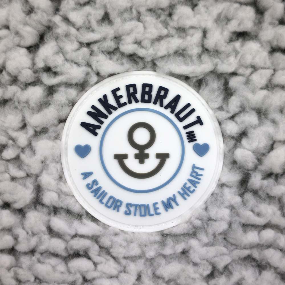 Weibliches Model mit ANKERBRAUT Teddyfleece-Jacke in India Ink