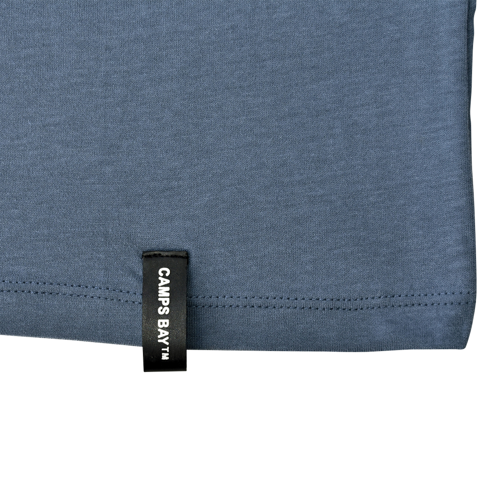 Männliches Model mit CAMPS BAY T-Shirt in Streifen China Blue
