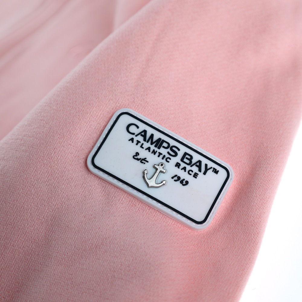 Weibliches Model mit CAMPS BAY Sweatjacke in Rosequartz
