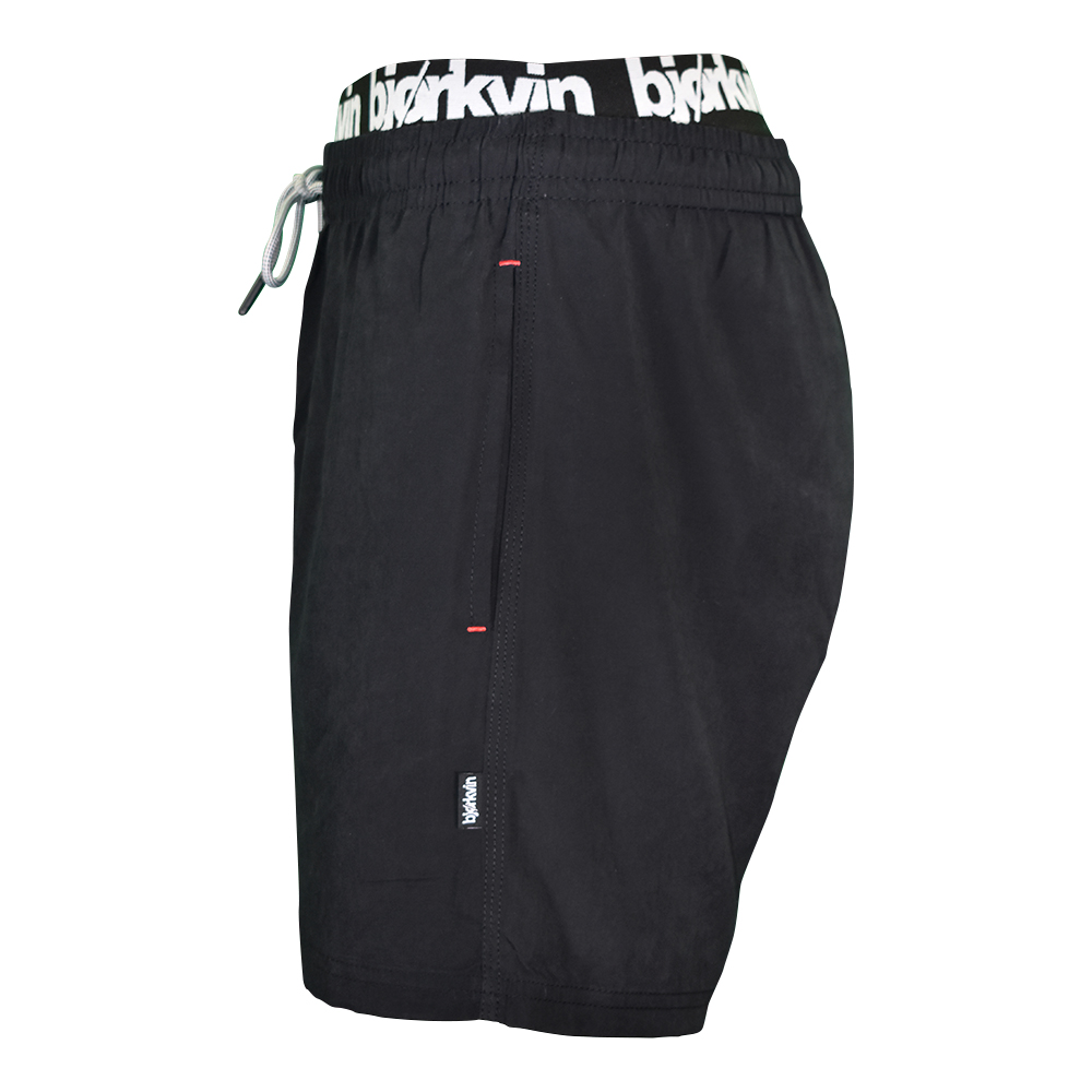 Männliches Model mit Björkvin Badeshorts in Schwarz