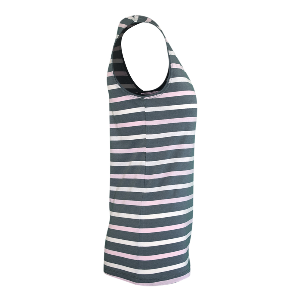 Weibliches Model mit CAMPS BAY Top in Balsam Green-Cradle Pink