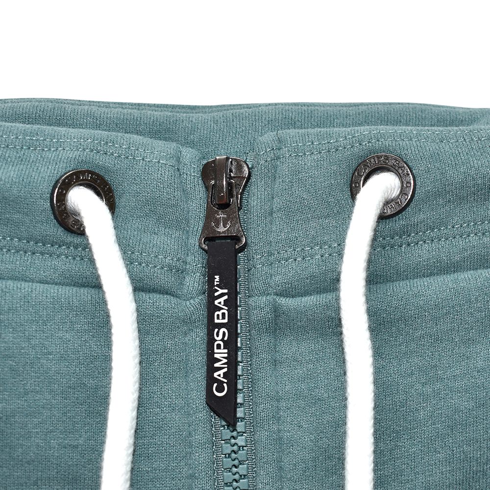 Männliches Model mit CAMPS BAY Sweatjacke in North Atlantic Melange