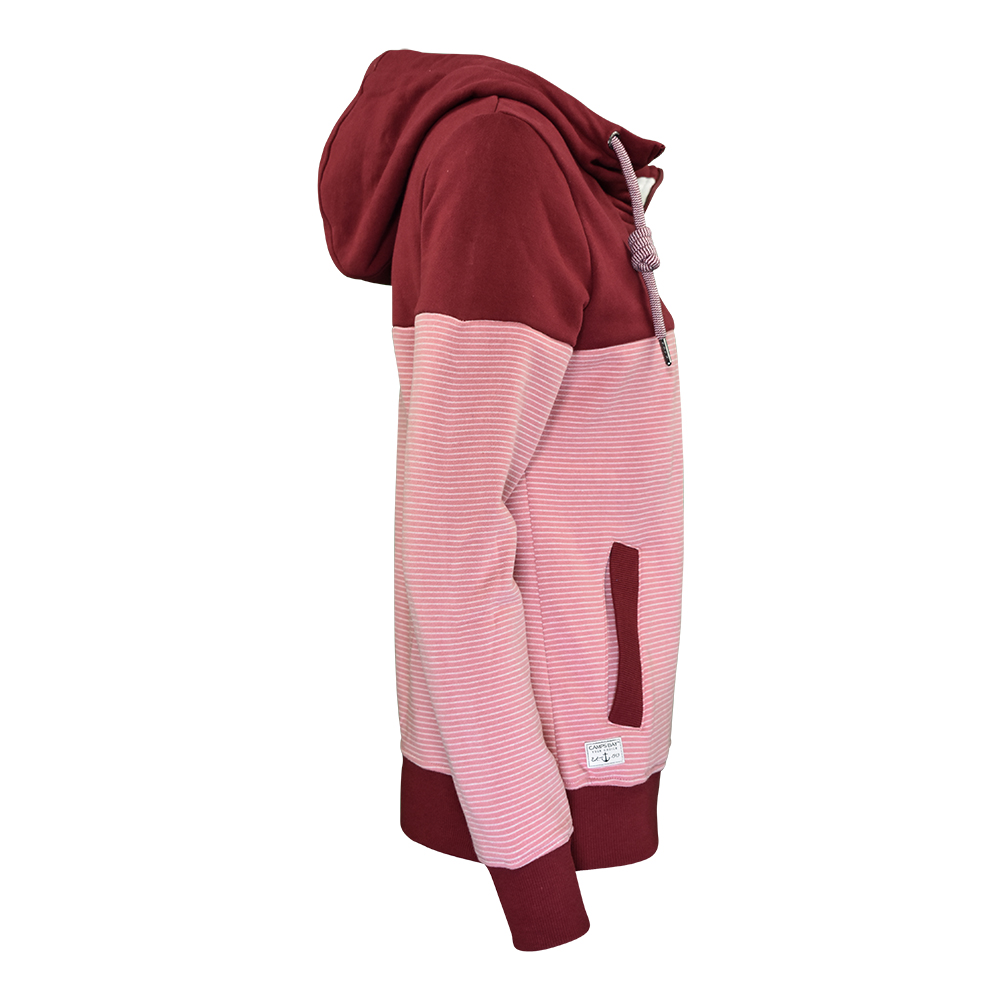Weibliches Model mit CAMPS BAY Sweatjacke in Burgundy