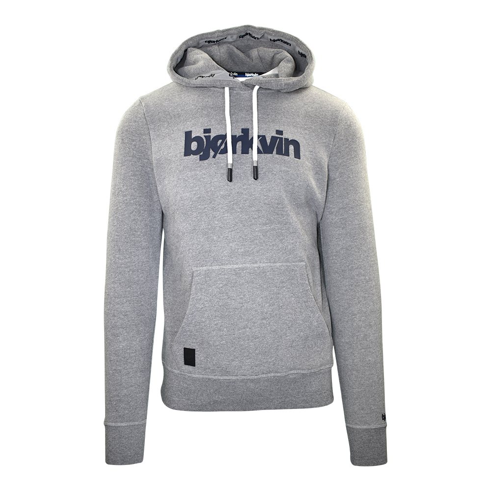 Männliches Model mit Björkvin Hoodie in Silver Melange