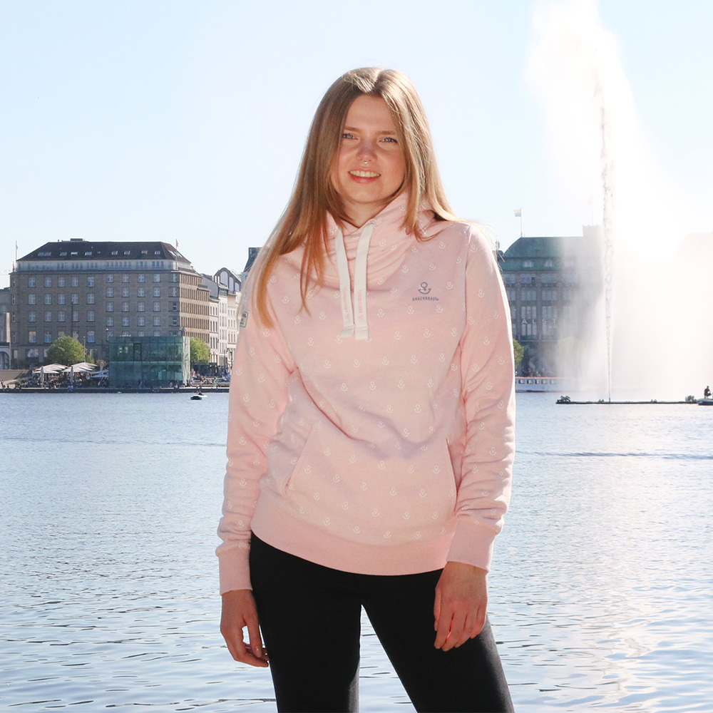 Weibliches Model mit ANKERBRAUT Hoodie in Rosa Melange