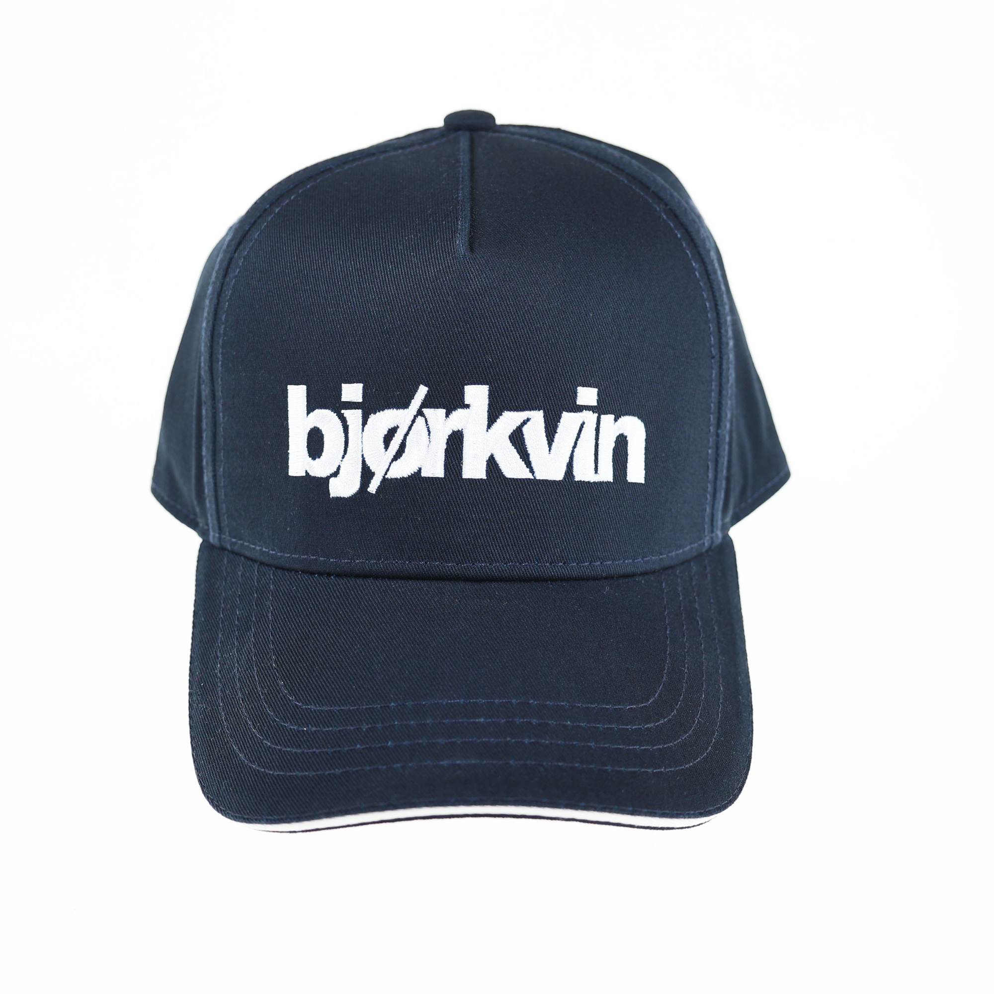 Männliches Model mit Björkvin Cap in Marine