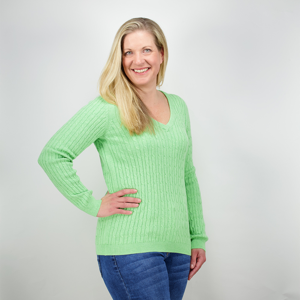 Weibliches Model mit CAMPS BAY Pullover in Green