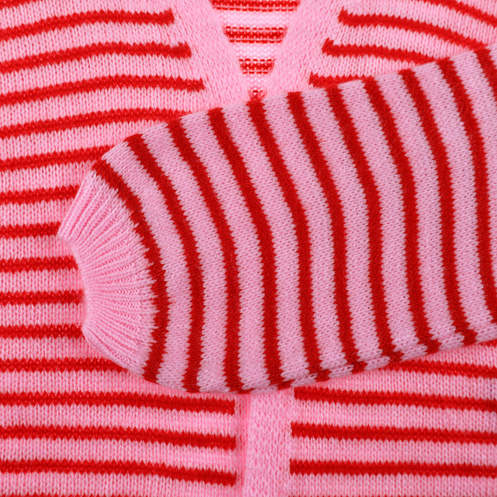Weibliches Model mit Rock Your Day Strickjacke 