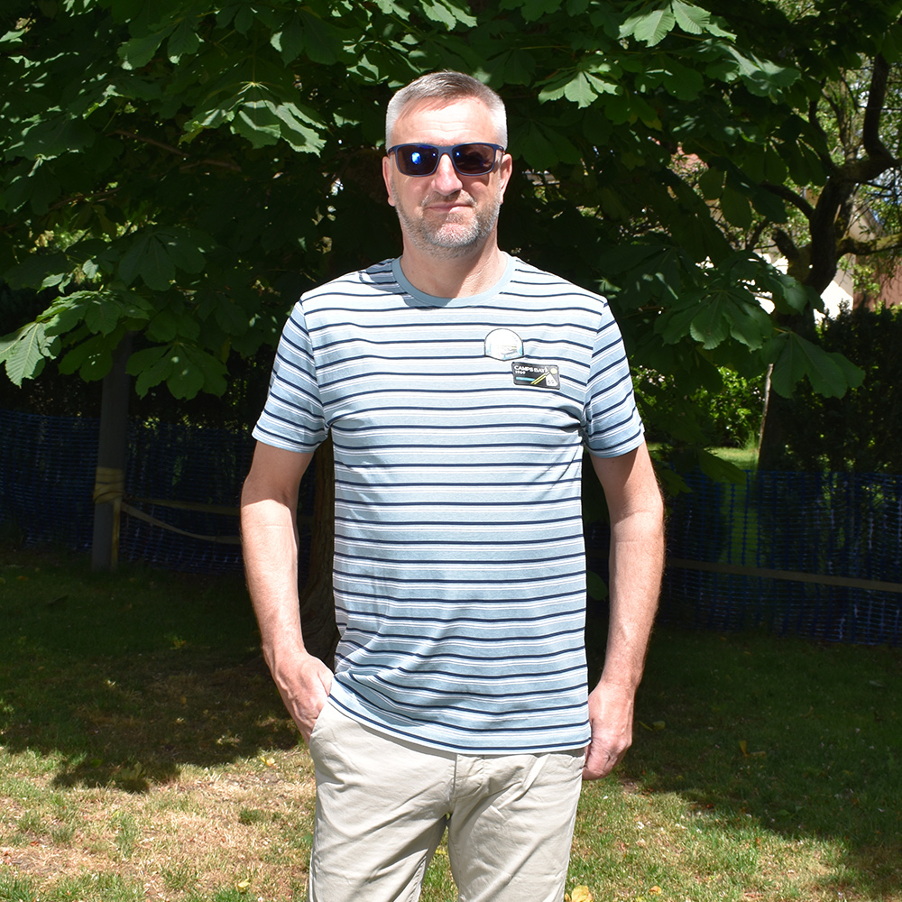 Männliches Model mit CAMPS BAY T-Shirt in Stone Blue Yellow