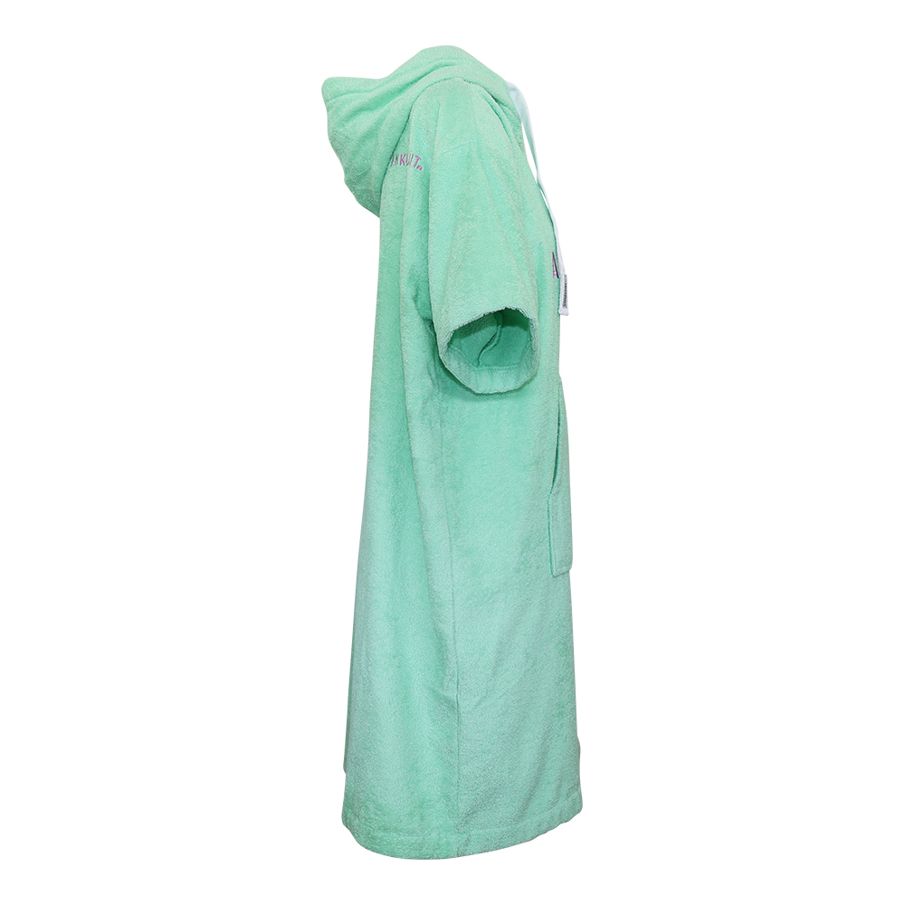 Weibliches Model mit ANKERBRAUT Beach-Poncho in Green