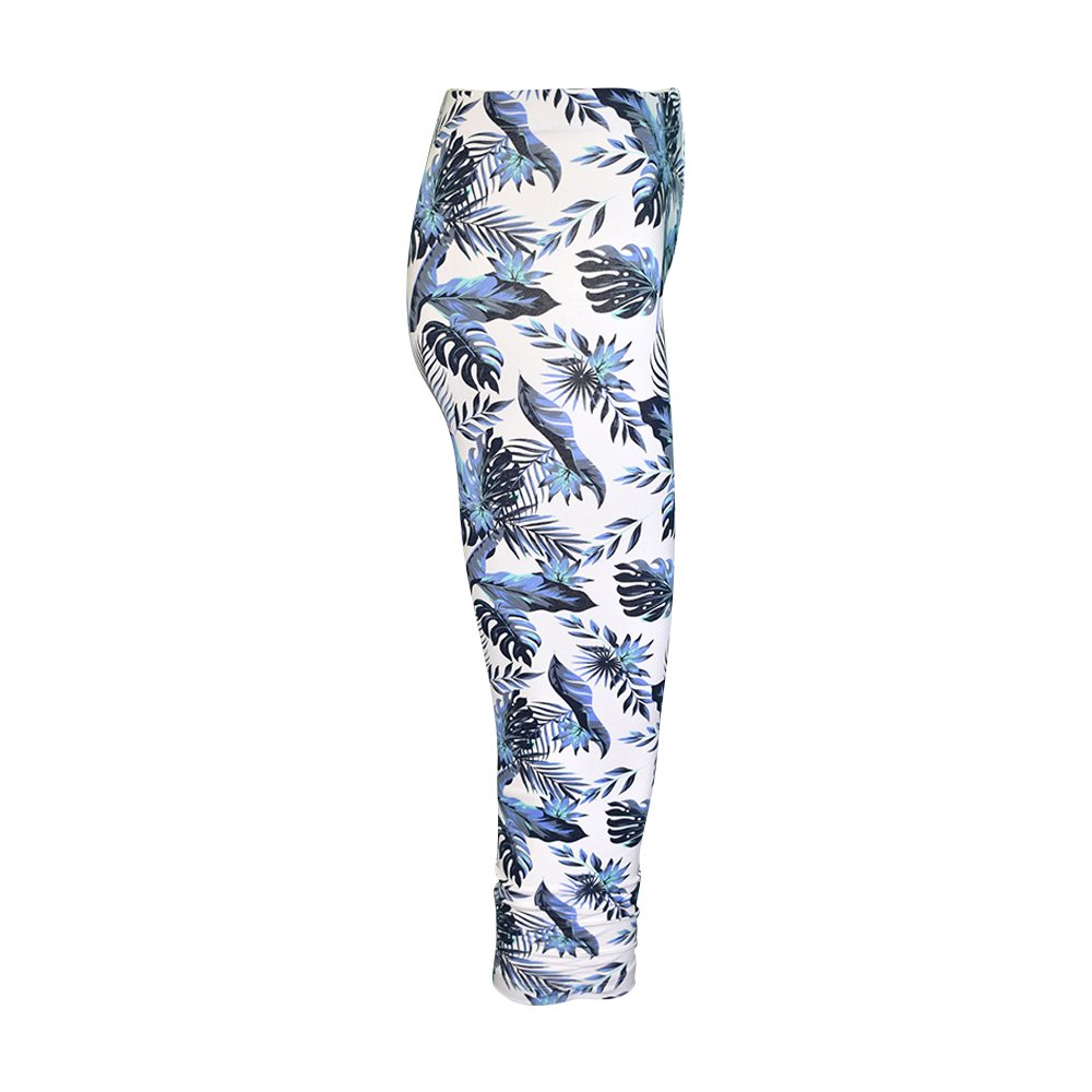 Weibliches Model mit CAMPS BAY Leggins in Aqua Sky