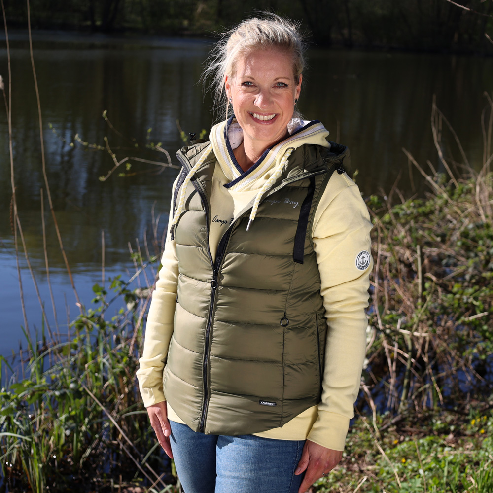 Weibliches Model mit CAMPS BAY Steppweste in Olive Night
