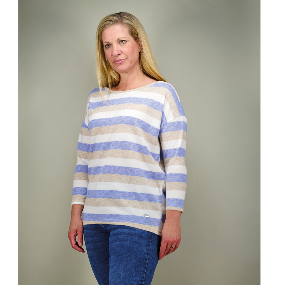 Weibliches Model mit CAMPS BAY Shirt in Soft Blue Stripe