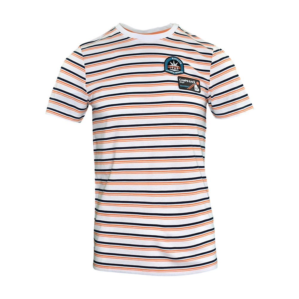 Männliches Model mit CAMPS BAY T-Shirt in White Orange
