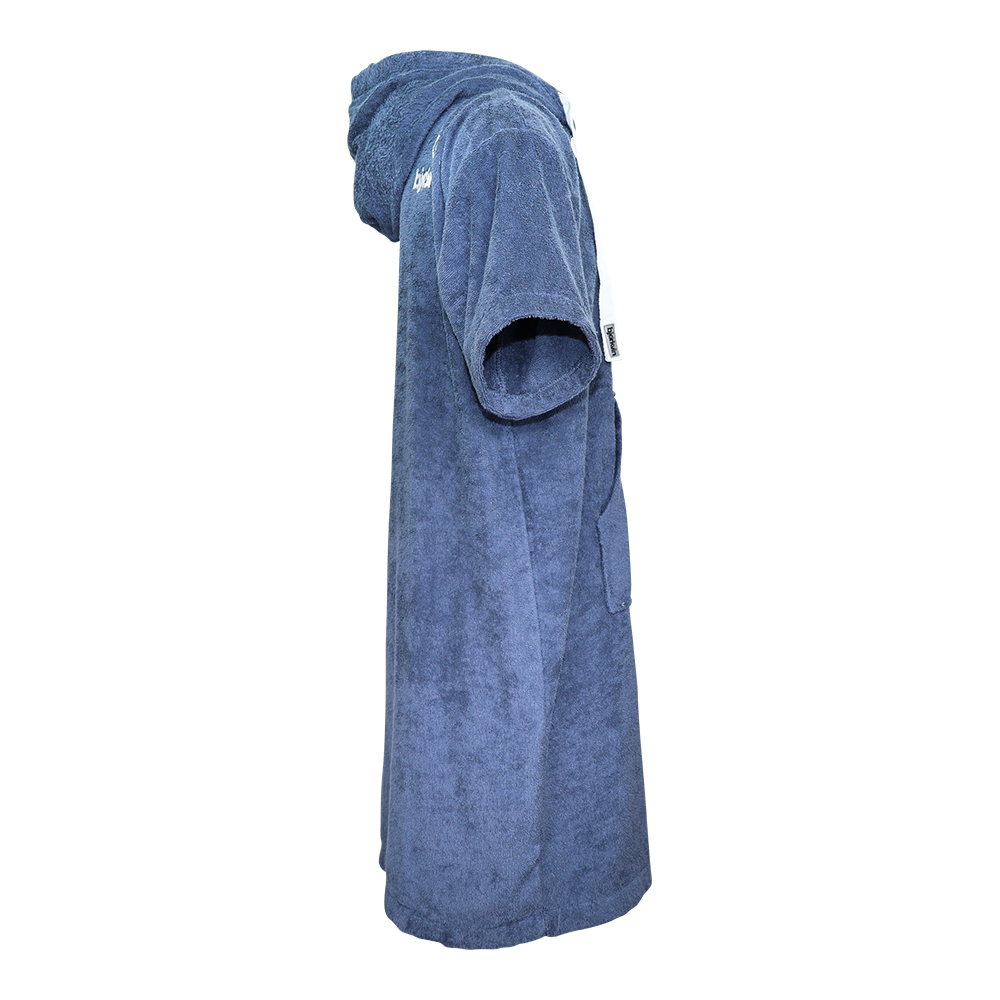Männliches Model mit Björkvin Beach-Poncho in Grey-Blue