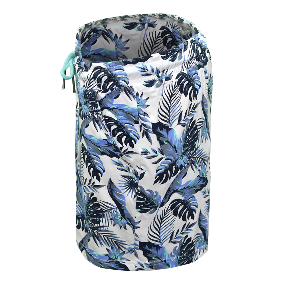 Weibliches Model mit CAMPS BAY Shorts in Aqua Sky