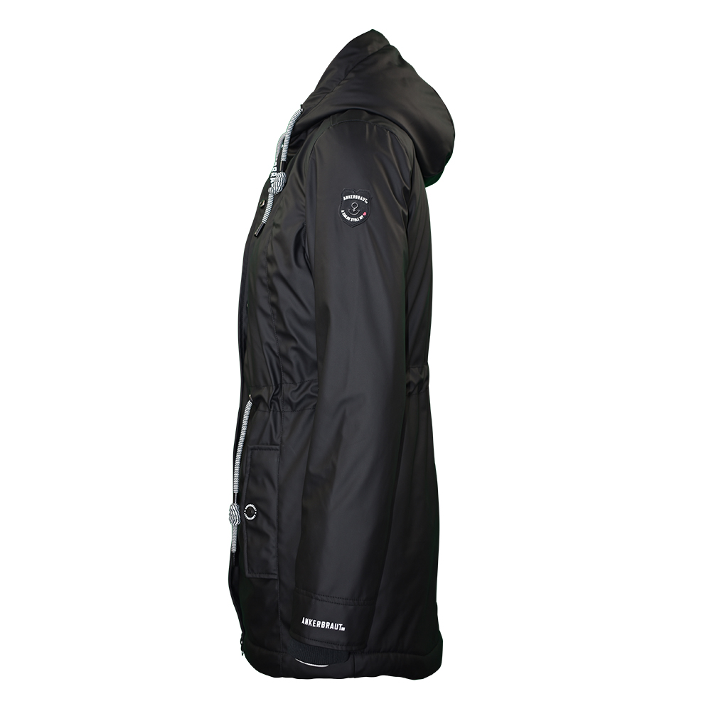 Weibliches Model mit ANKERBRAUT Wetterjacke in Schwarz