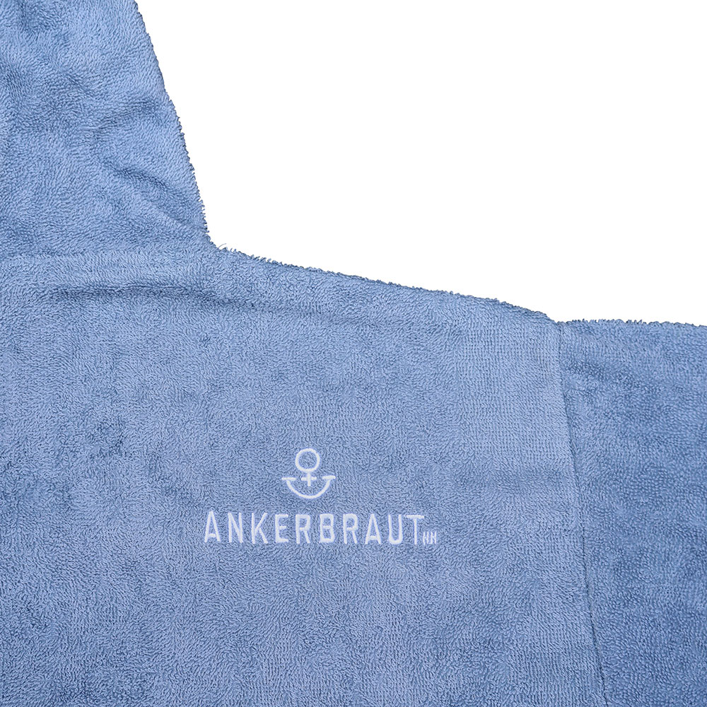 Weibliches Model mit ANKERBRAUT Beach-Poncho in Dove Blue