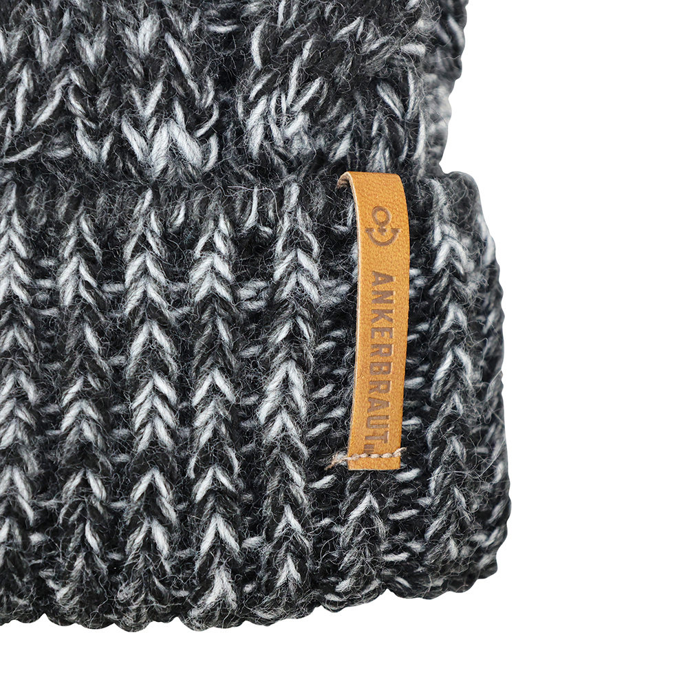 Weibliches Model mit ANKERBRAUT Mütze in Grey