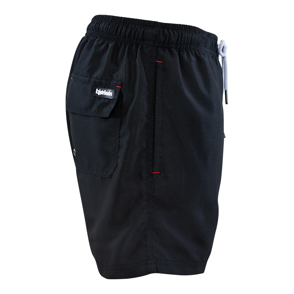 Männliches Model mit Björkvin Badeshorts in Schwarz
