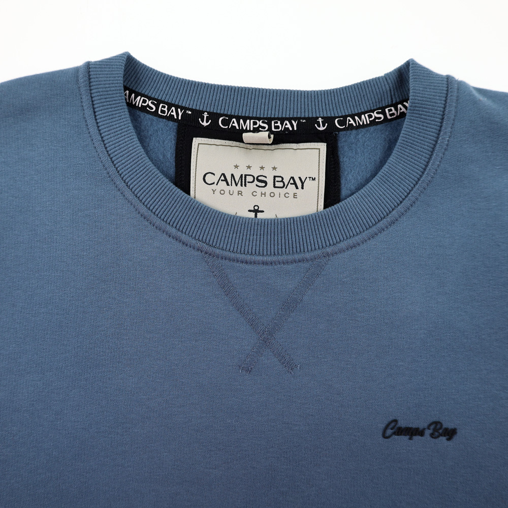 Männliches Model mit CAMPS BAY Hoodie in China Blue
