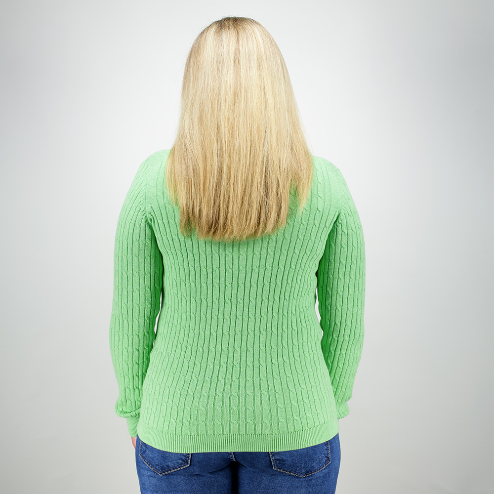 Weibliches Model mit CAMPS BAY Pullover in Green