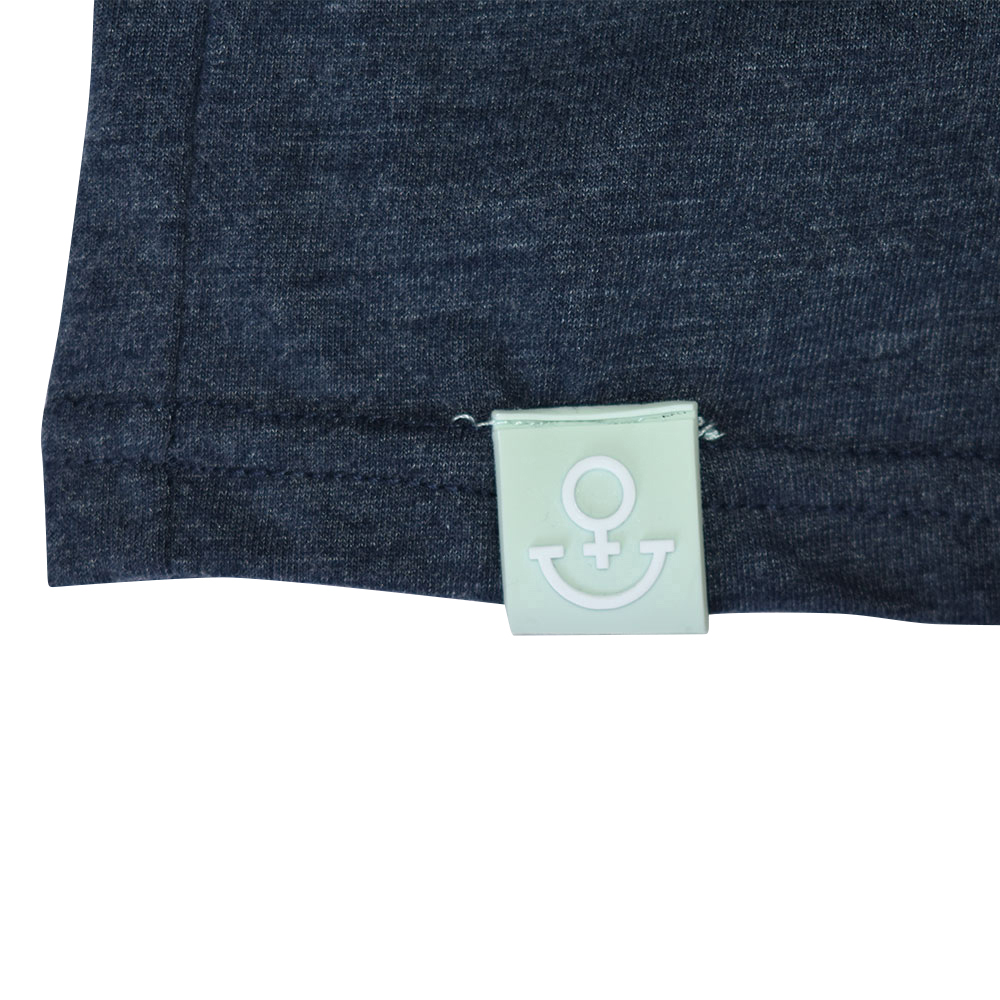 Weibliches Model mit ANKERBRAUT Jerseykleid in Honey Dew
