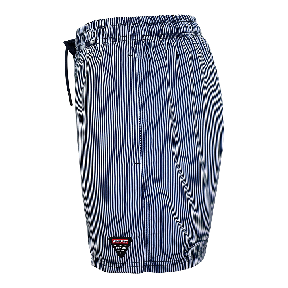 Männliches Model mit CAMPS BAY Badeshorts in Stripe