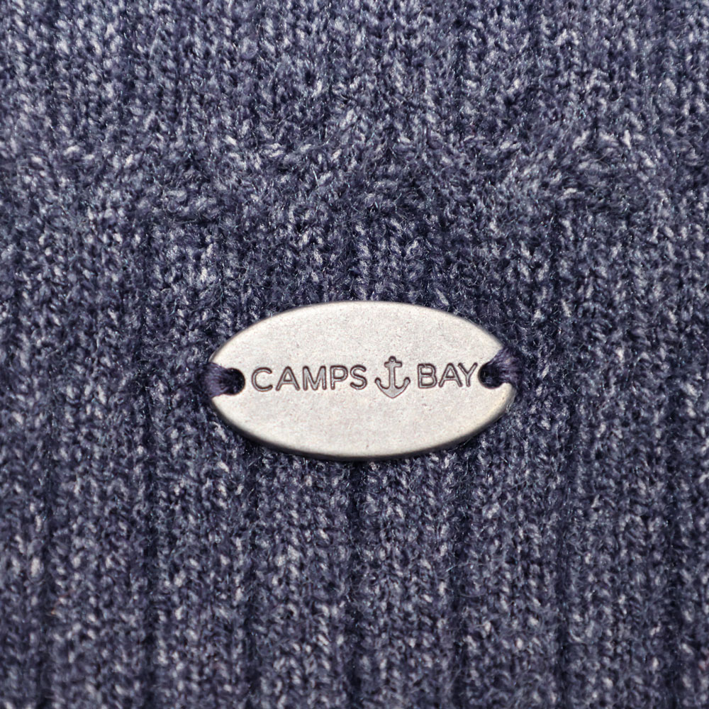 Weibliches Model mit CAMPS BAY Strickpullover in Night Sky Melange