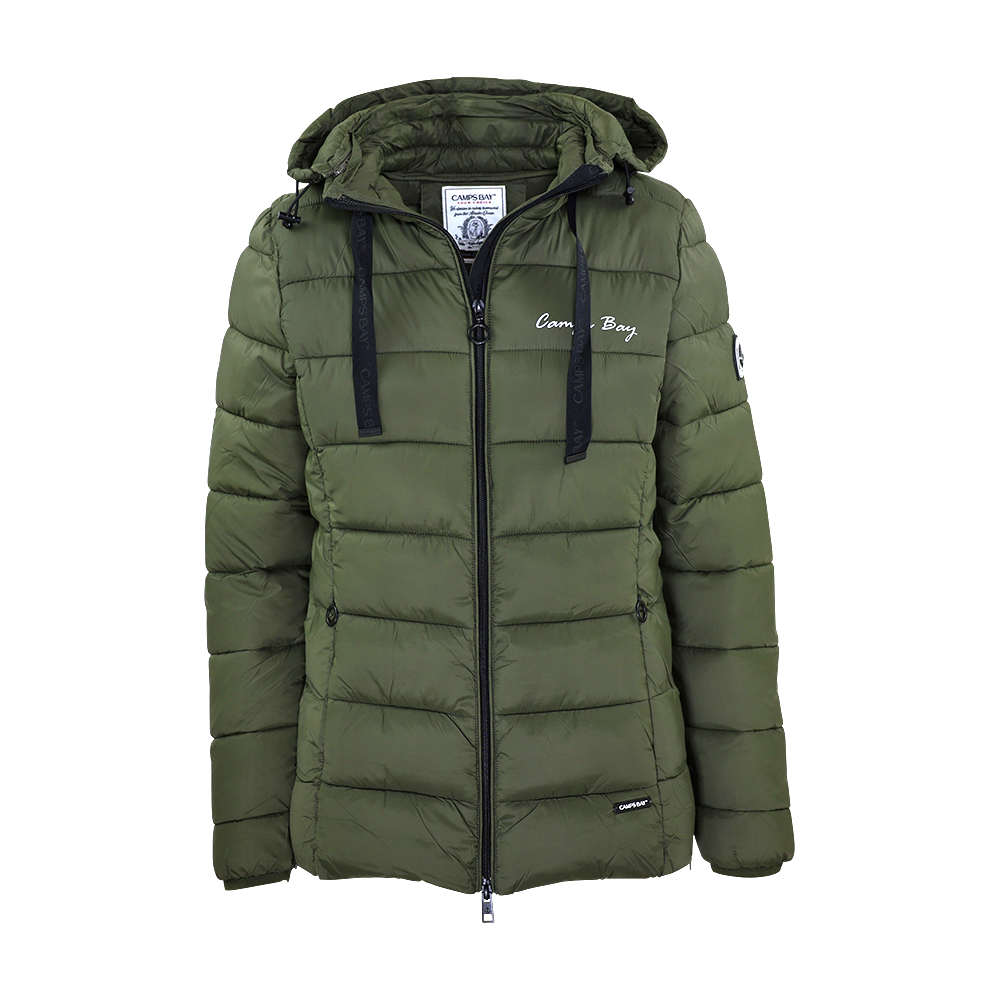 Weibliches Model mit CAMPS BAY Steppjacke in Olive Night